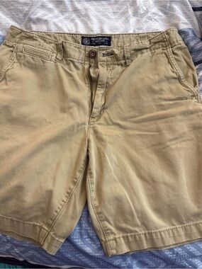 American Eagle Outfitters Men’s Khaki Flat-Front Shorts size 34.